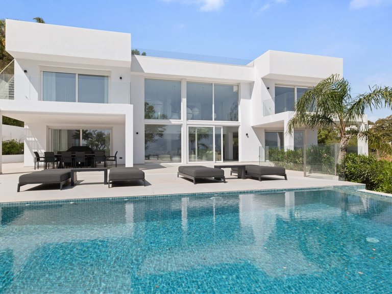Villa for Sale in La Mairena, Malaga 1