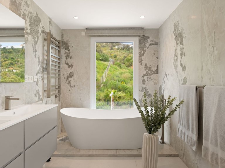 Villa for Sale in La Mairena, Malaga 11