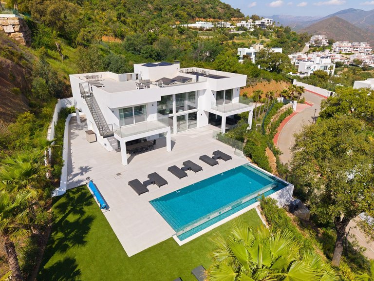 Villa for Sale in La Mairena, Malaga 3