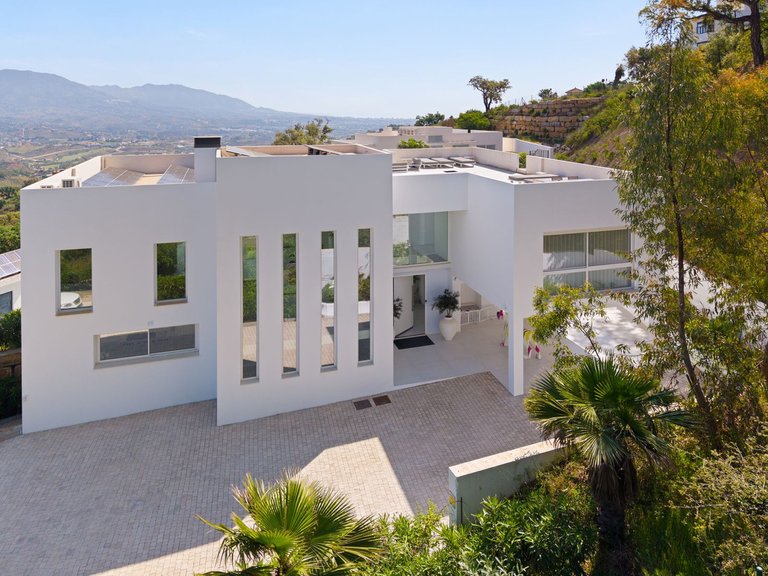 Villa for Sale in La Mairena, Malaga 4