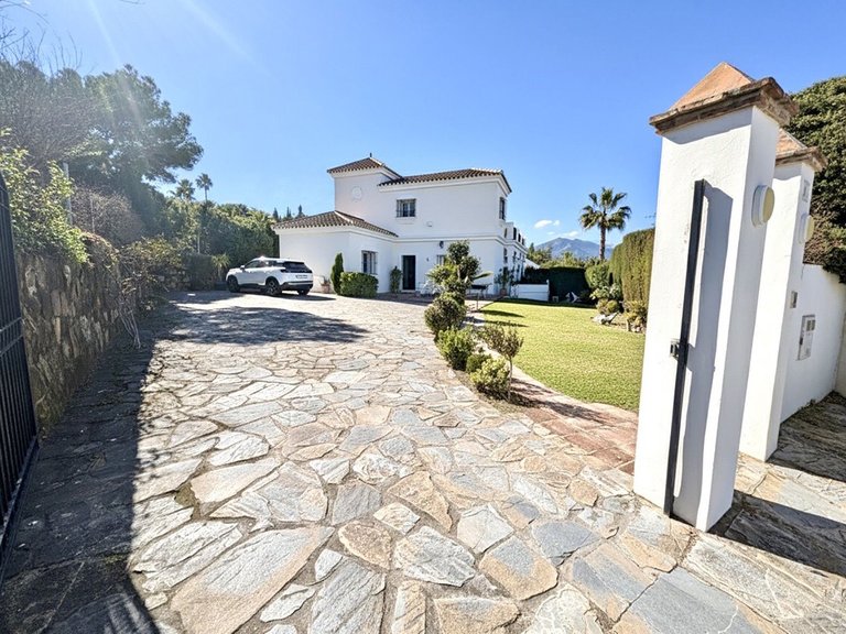 Villa for Sale in Nueva Andalucía, Malaga 1