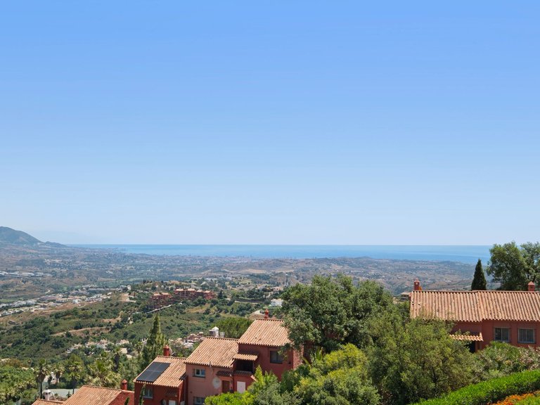 Apartment for Sale in La Mairena, Malaga 1