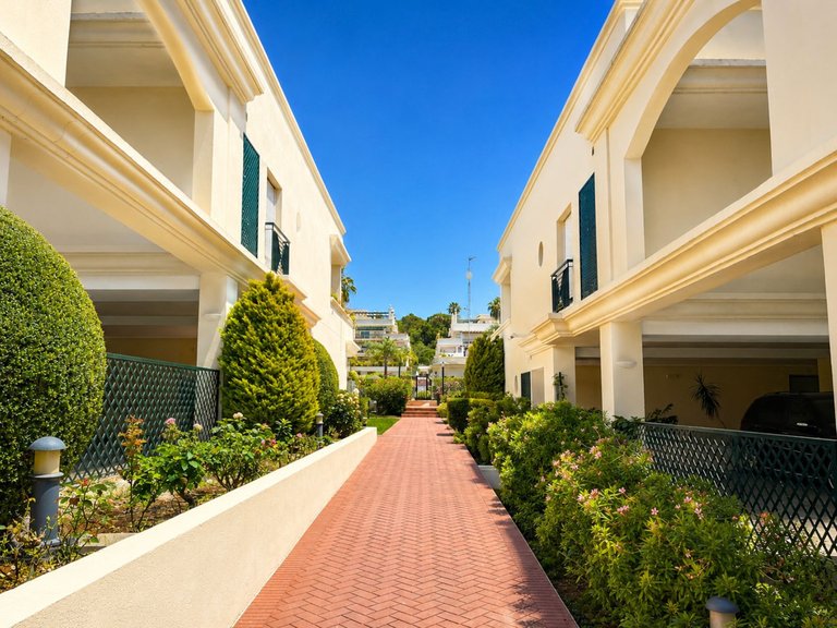 Apartment for Sale in Nueva Andalucía, Malaga 18