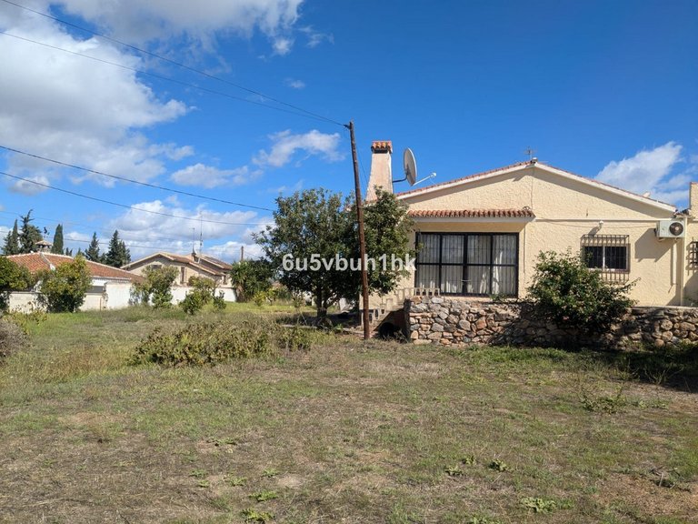 Villa for Sale in Alhaurín El Grande, Malaga 1