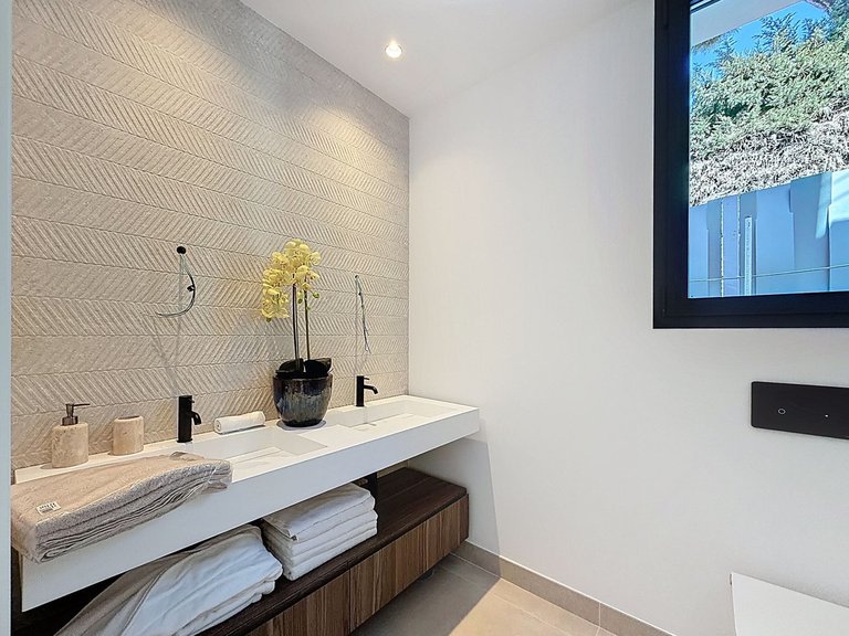 Villa for Sale in Nagüeles, Malaga 41
