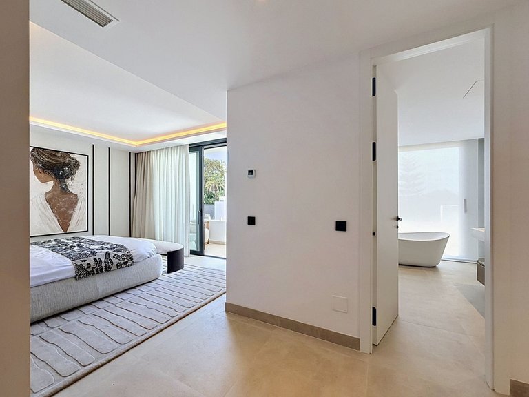 Villa for Sale in Nagüeles, Malaga 96