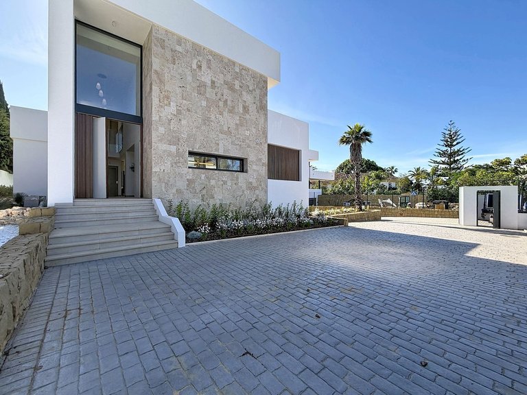 Villa for Sale in Nagüeles, Malaga 98