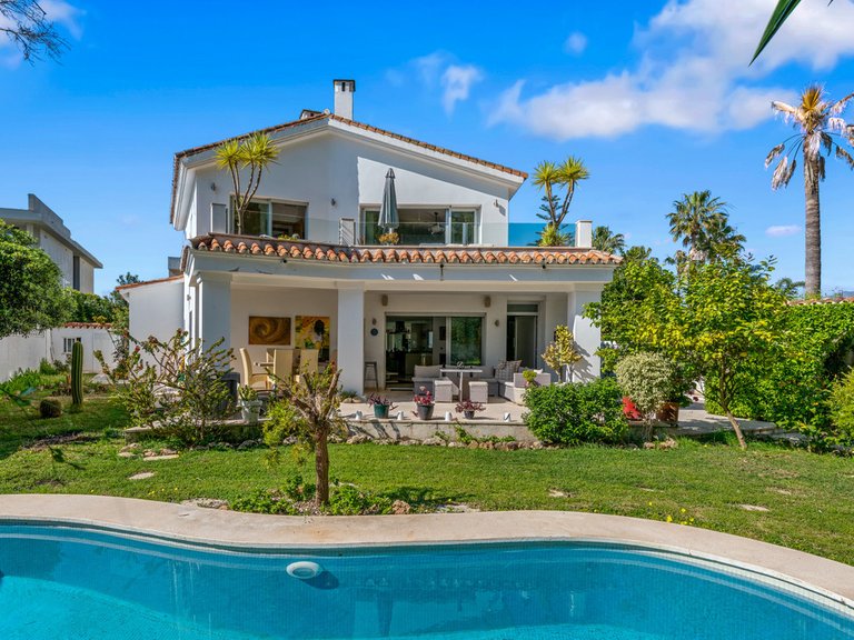 Villa for Sale in San Pedro De Alcántara, Malaga 1