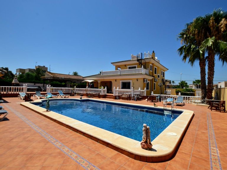 Villa for Sale in Los Balcones, Alicante 1