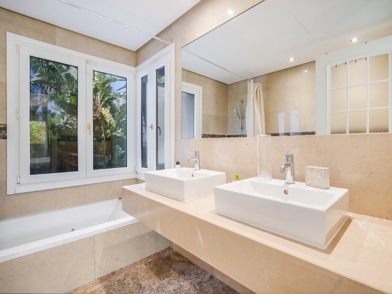 Villa for Sale in Costa del Sol The Golden Mile, Malaga 14