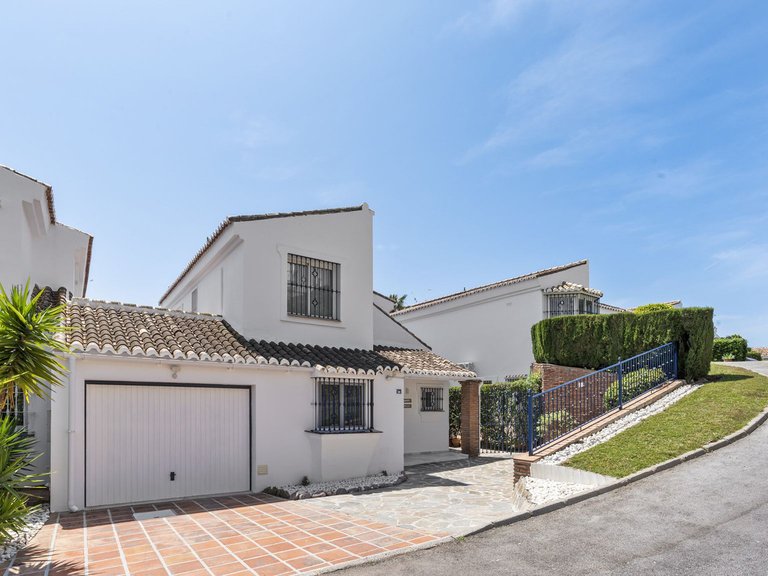 Villa for Sale in El Chaparral, Malaga 1
