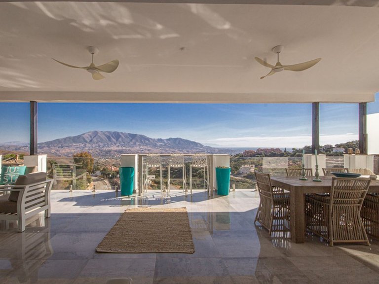 Villa for Sale in La Mairena, Malaga 1