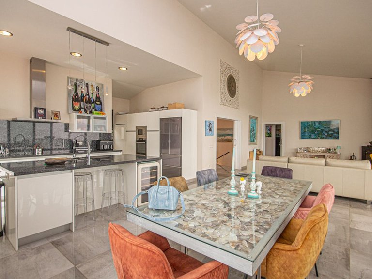Villa for Sale in La Mairena, Malaga 16