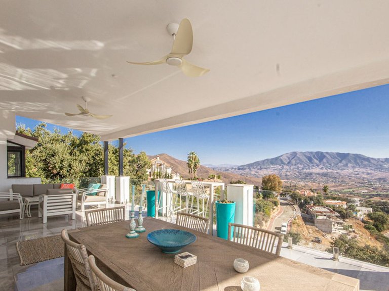 Villa for Sale in La Mairena, Malaga 2