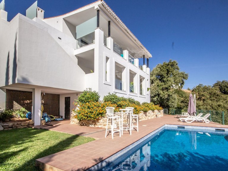 Villa for Sale in La Mairena, Malaga 3