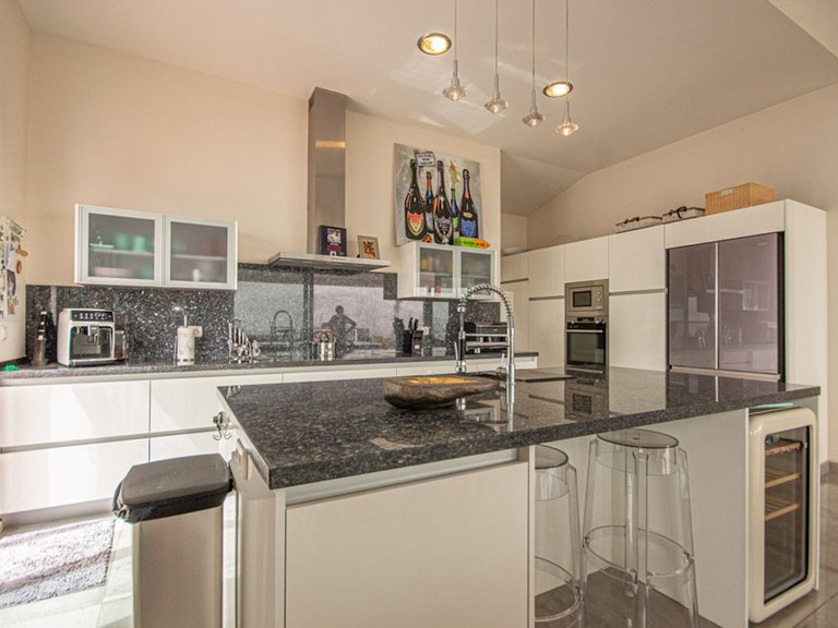 Villa for Sale in La Mairena, Malaga 32
