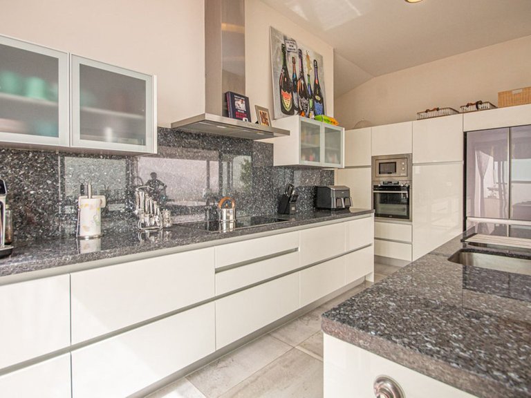 Villa for Sale in La Mairena, Malaga 33