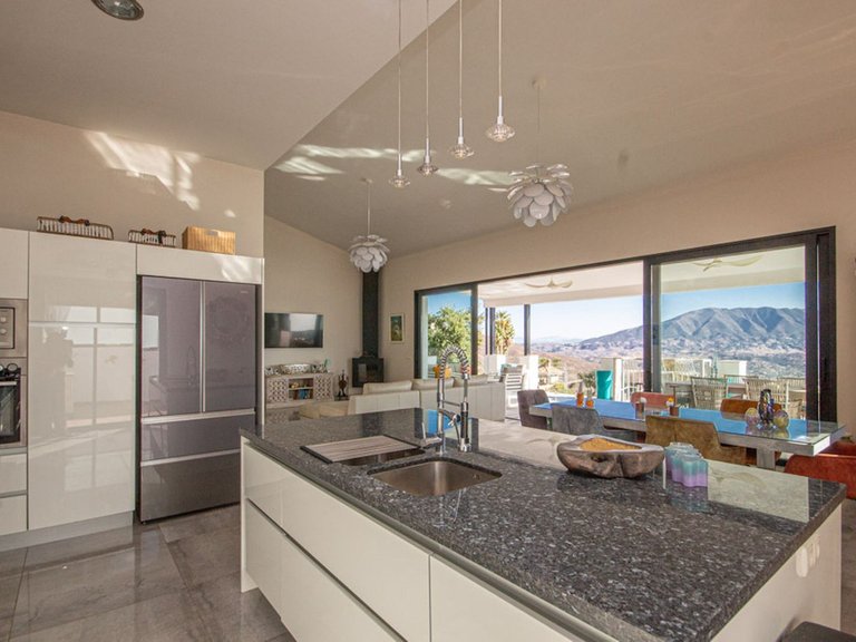 Villa for Sale in La Mairena, Malaga 4