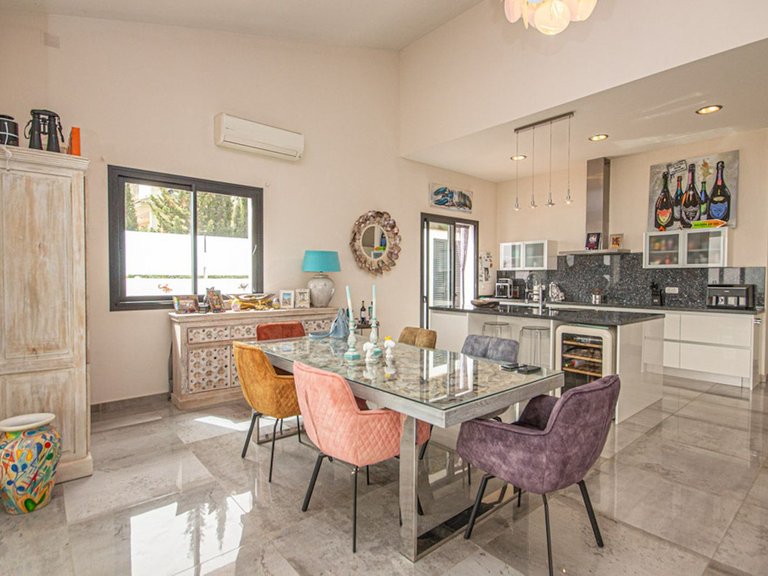 Villa for Sale in La Mairena, Malaga 6