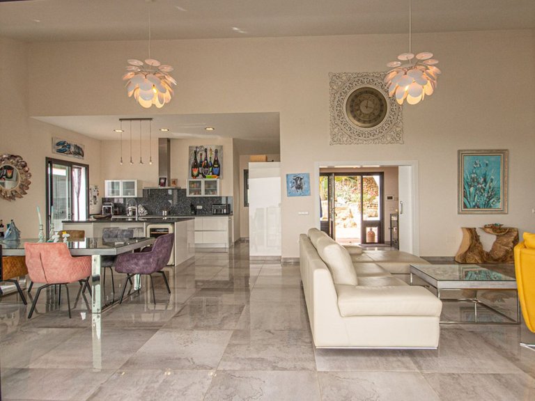 Villa for Sale in La Mairena, Malaga 9