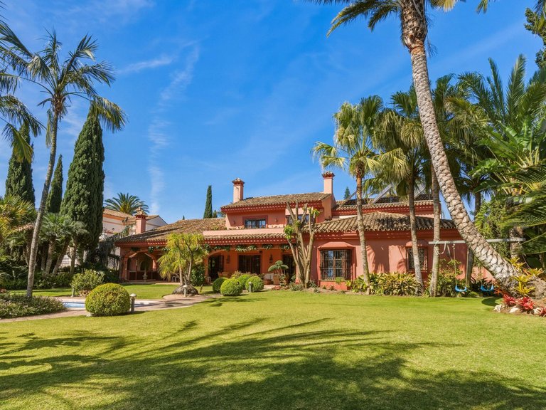 Villa for Sale in Guadalmina Alta, Malaga 1