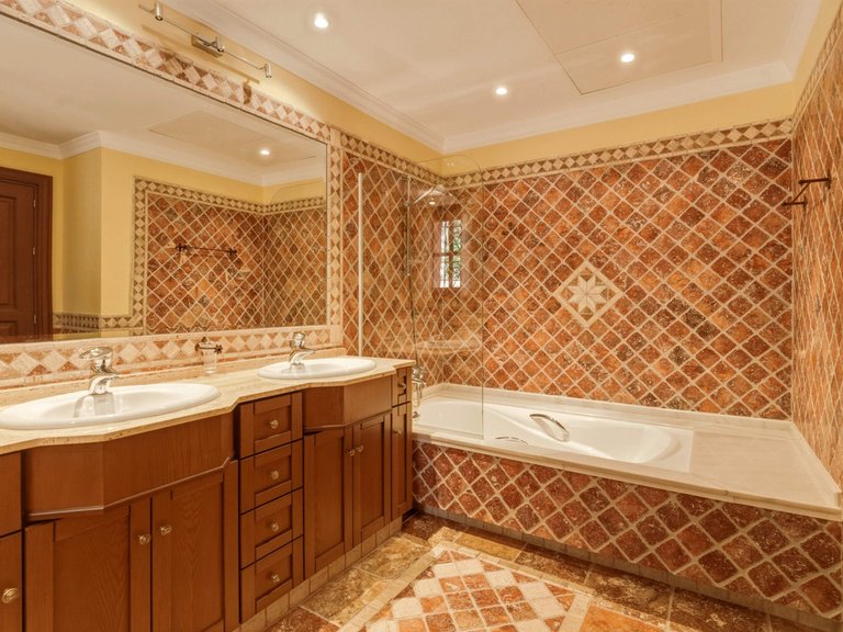 Villa for Sale in Guadalmina Alta, Malaga 28