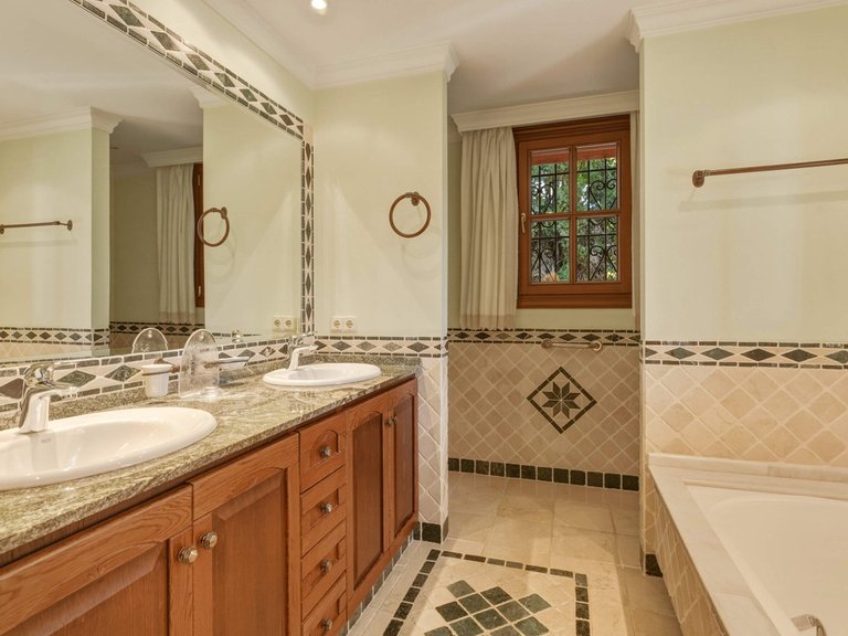 Villa for Sale in Guadalmina Alta, Malaga 33