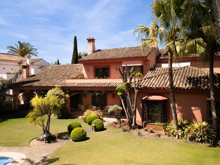 Villa for Sale in Guadalmina Alta, Malaga 37