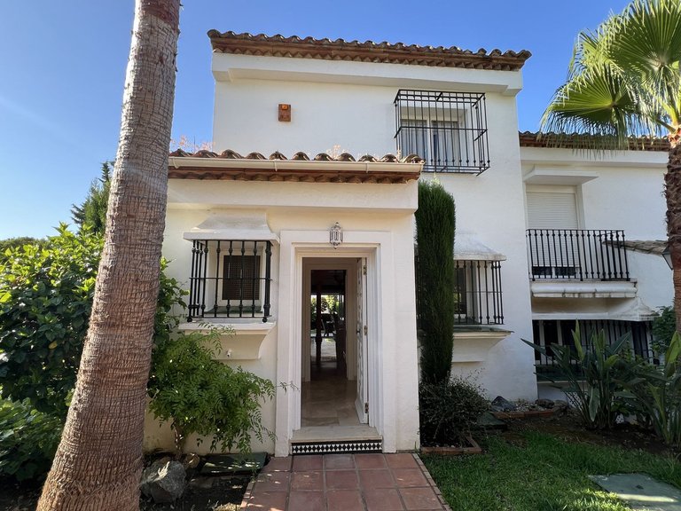 Villa for Sale in El Paraiso, Malaga 1