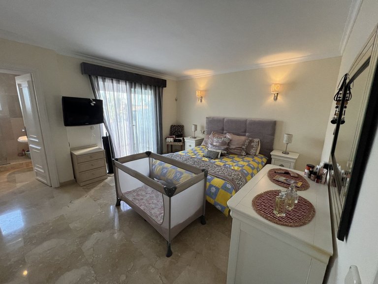 Villa for Sale in El Paraiso, Malaga 11