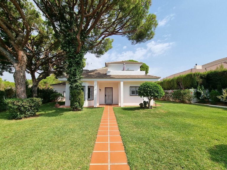 Villa for Sale in Calahonda, Malaga 1