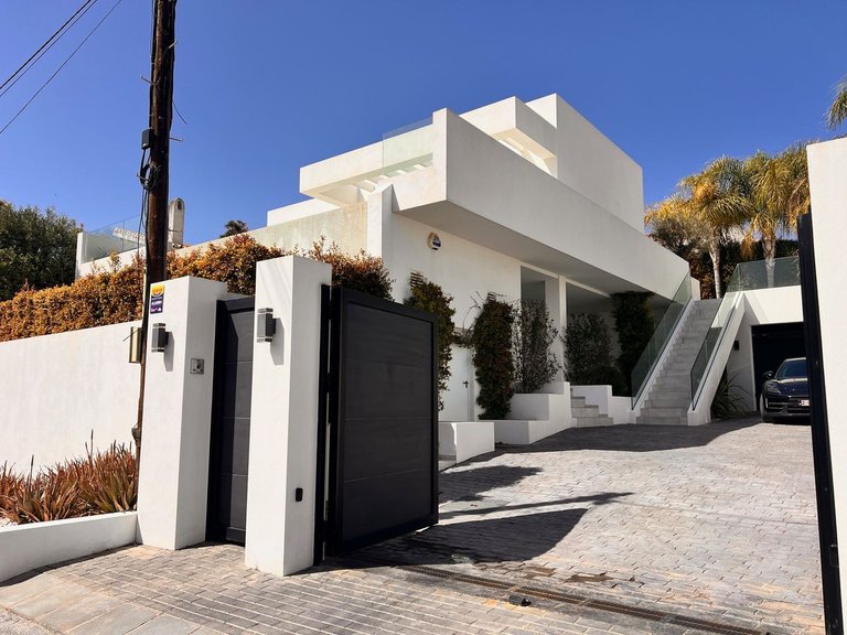 Villa for Sale in El Chaparral, Malaga 1