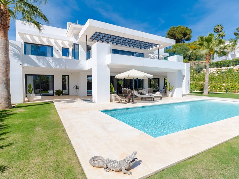 Villa for Sale in Nueva Andalucía, Malaga 1