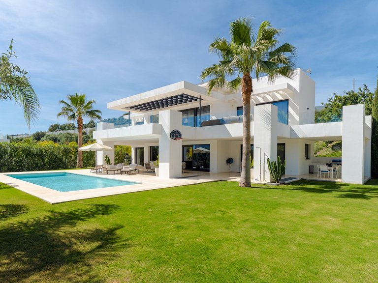 Villa for Sale in Nueva Andalucía, Malaga 3