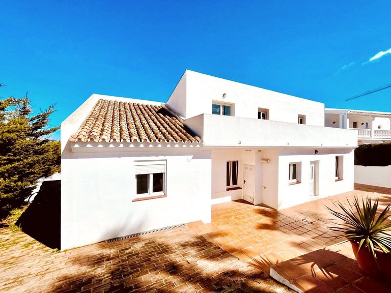 Villa for Sale in La Duquesa, Malaga 1