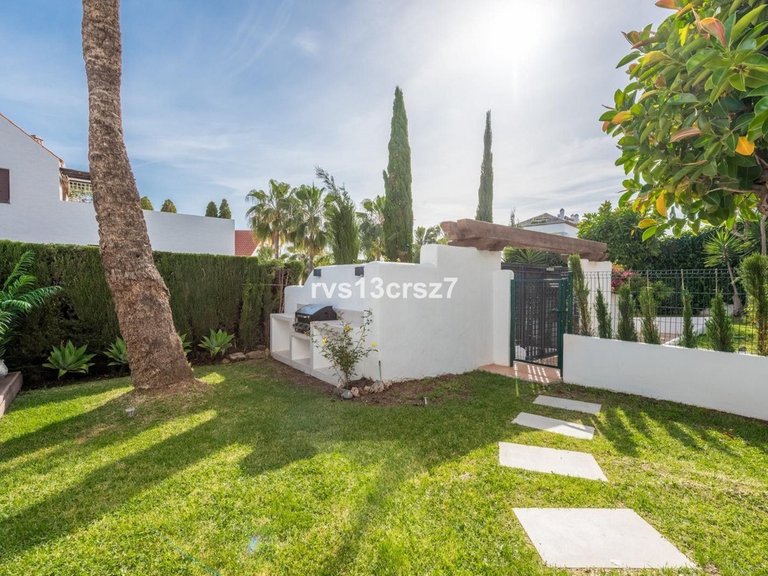 Apartment for Sale in Nueva Andalucía, Malaga 17