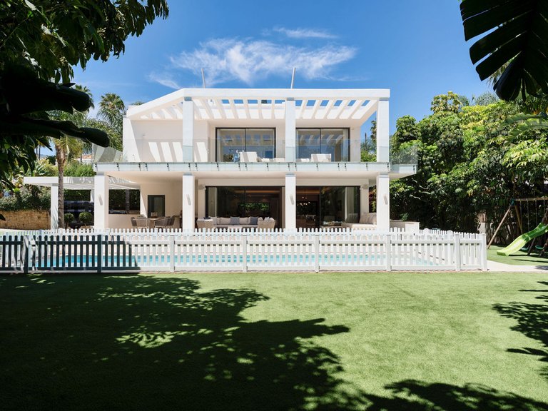 Villa for Sale in La Quinta, Malaga 12