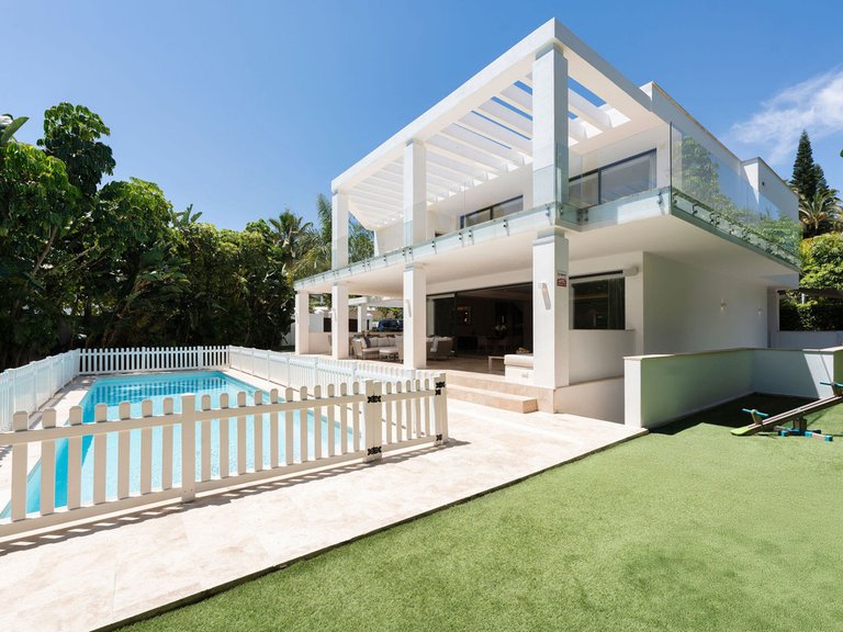 Villa for Sale in La Quinta, Malaga 13