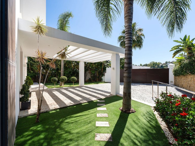 Villa for Sale in La Quinta, Malaga 19