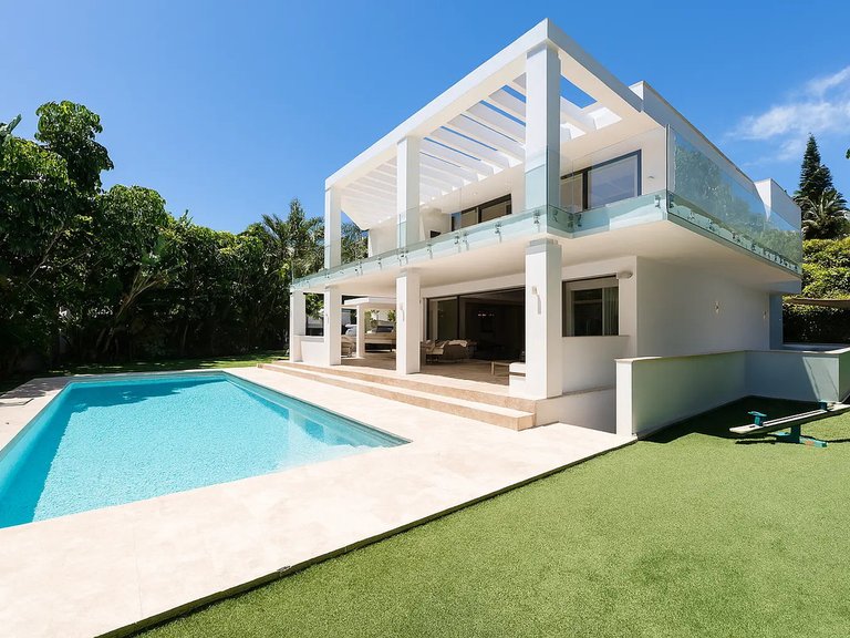 Villa for Sale in La Quinta, Malaga 2