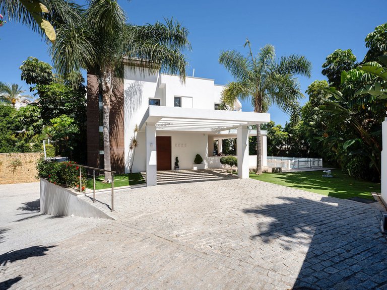 Villa for Sale in La Quinta, Malaga 20