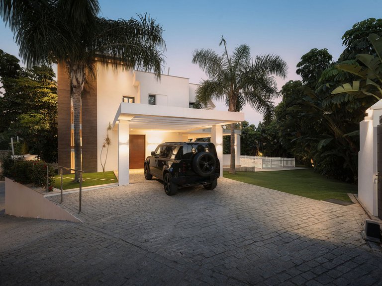 Villa for Sale in La Quinta, Malaga 3