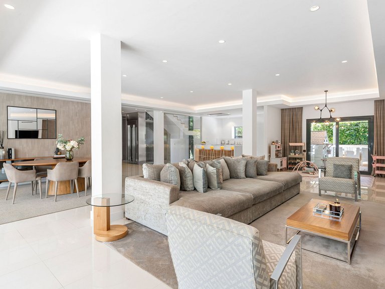 Villa for Sale in La Quinta, Malaga 4