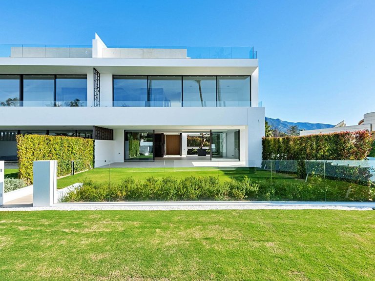 Villa for Sale in The Golden Mile, Malaga 1
