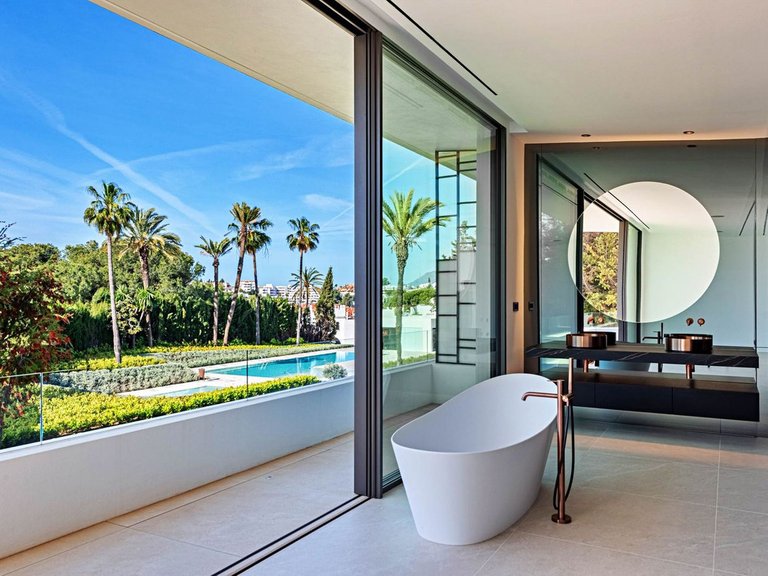 Villa for Sale in The Golden Mile, Malaga 14