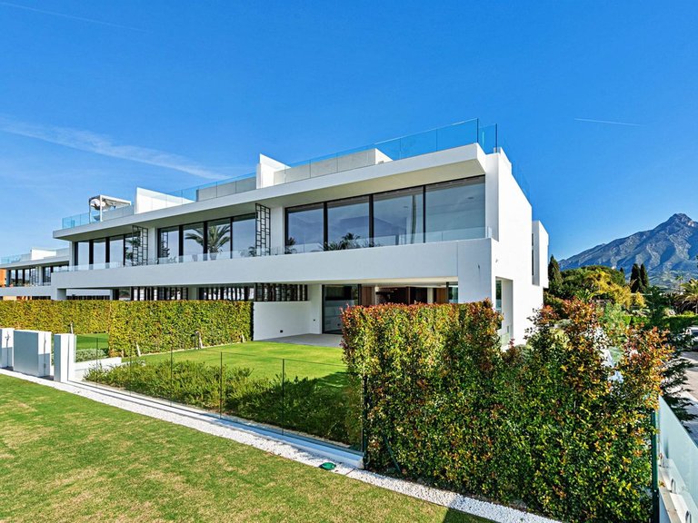 Villa for Sale in The Golden Mile, Malaga 2