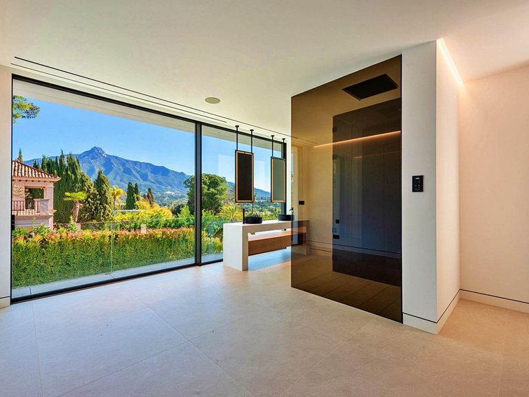 Villa for Sale in The Golden Mile, Malaga 23
