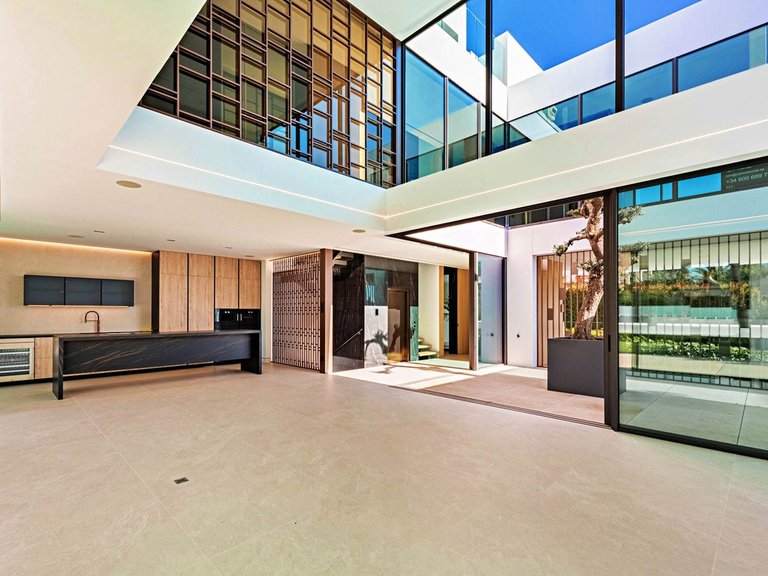 Villa for Sale in The Golden Mile, Malaga 3