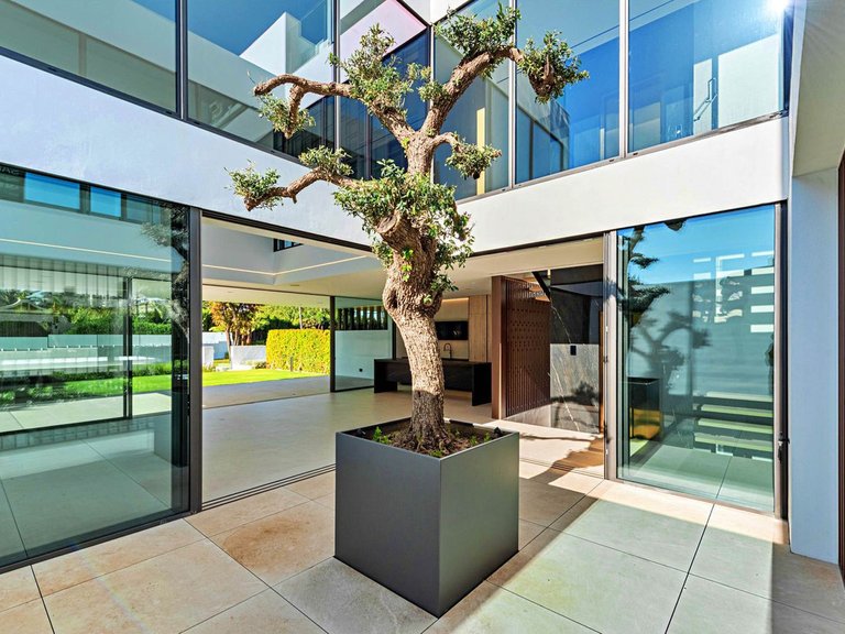Villa for Sale in The Golden Mile, Malaga 4