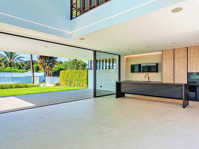 Villa for Sale in The Golden Mile, Malaga 6